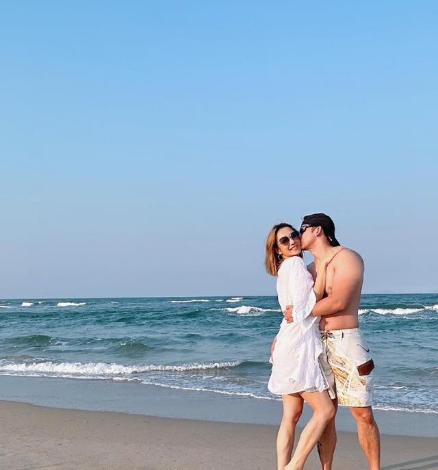 38岁王君馨双膝跪坐晒6个月巨肚！邓紫棋领军明星闺蜜团摸肚送爱