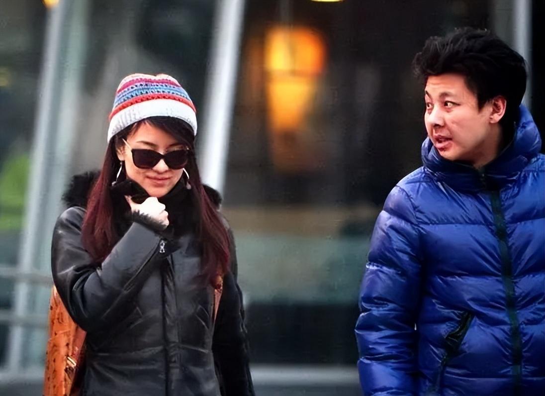 她和撒贝宁同居4年,却转身找了个富豪男友,现“沦落到”当网红