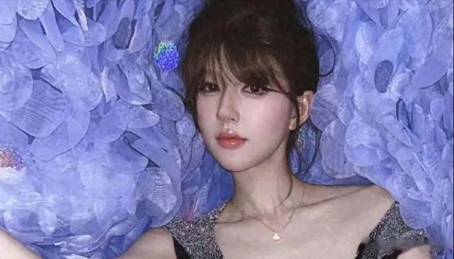 赵露思路透出镜颜值很一般,离开美图路人甲一枚,穿凉拖好邋遢!