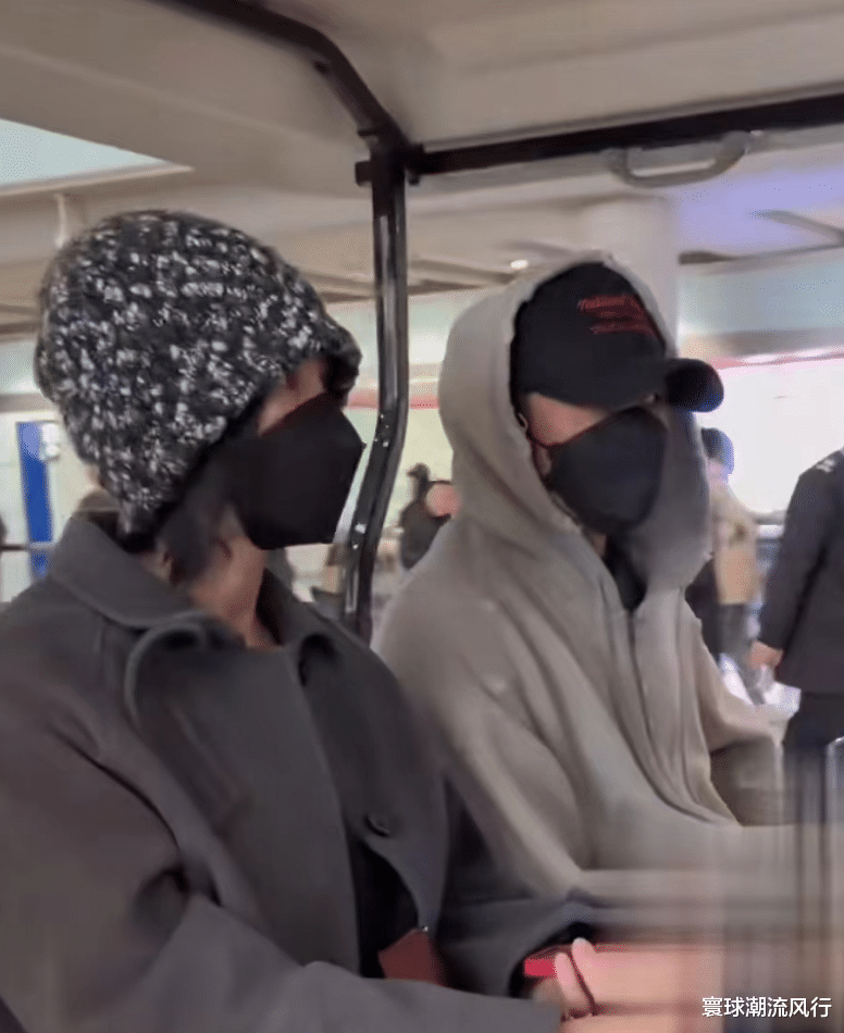 54岁王菲被爱滋润成少女!跟谢霆锋机场撒娇,同款包包卖断货超牛