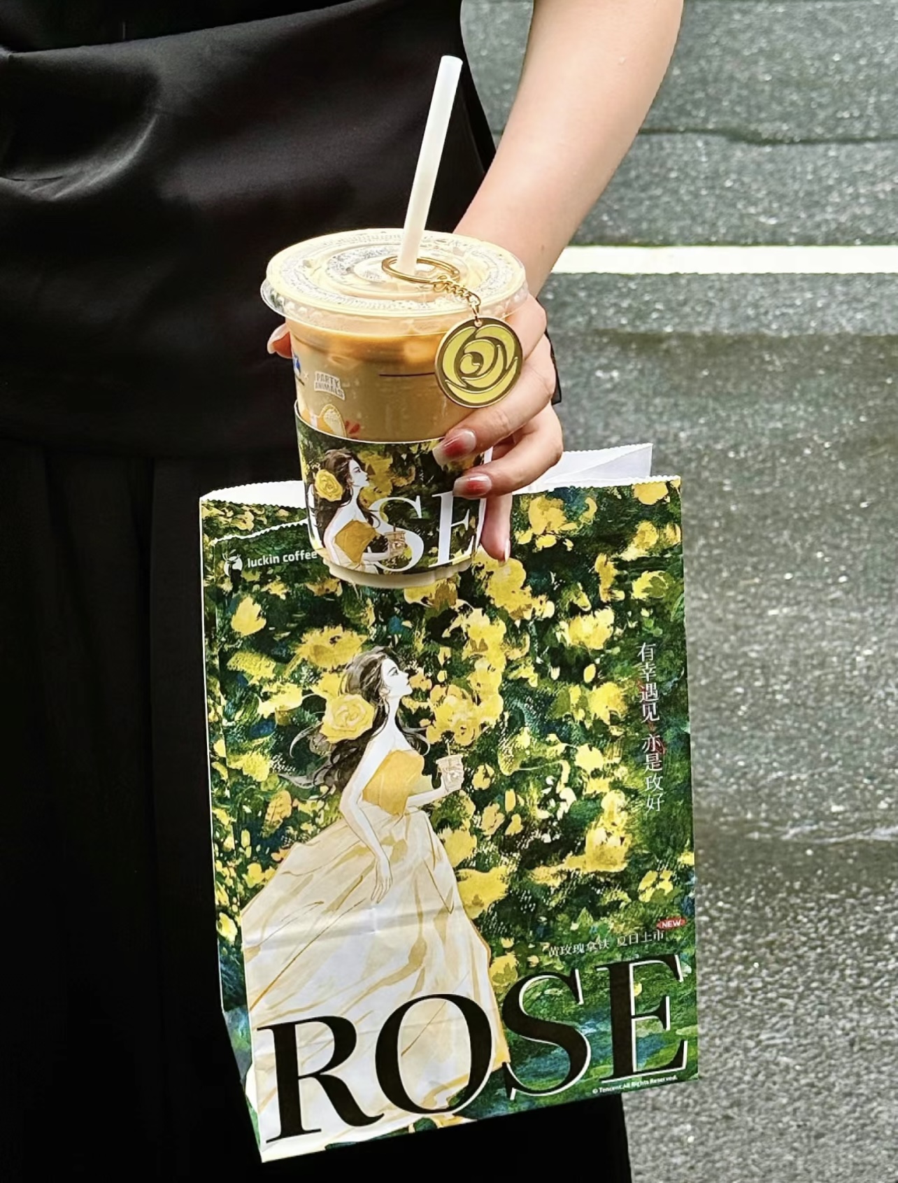 瑞幸的玫瑰故事