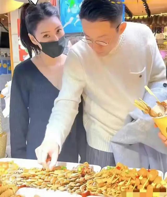 汪小菲与妻子夫唱妇随，张颖颖直播举动看出心态，网友评论引热议