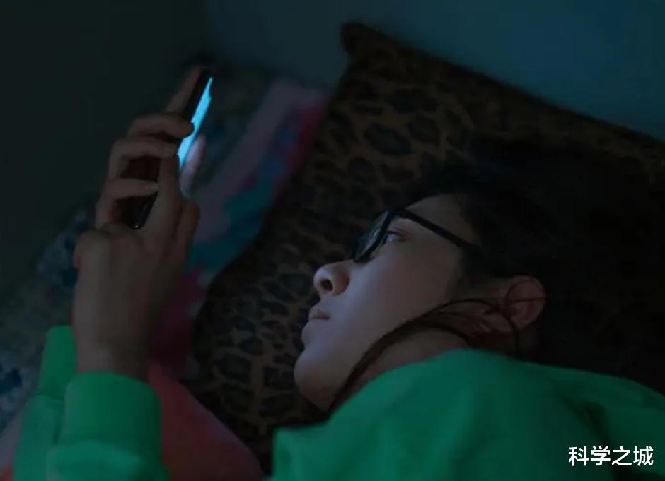 24岁网红吃播突然猝死，血管畸形腹部胀大，尸检时胃里塞满食物