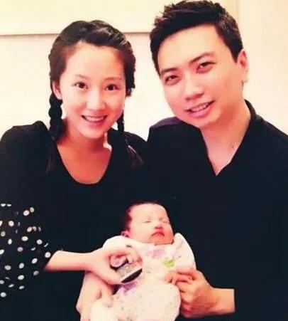 李念三胎儿子都会走路了，颜值高母子神似，39岁状态像20岁