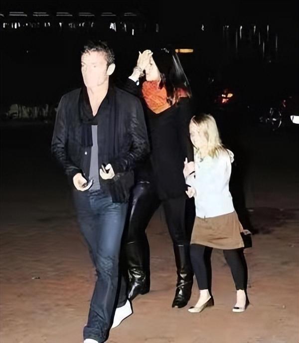 章子怡前男友近照曝光!59岁像80岁大爷,打扮时髦,却还是老人味