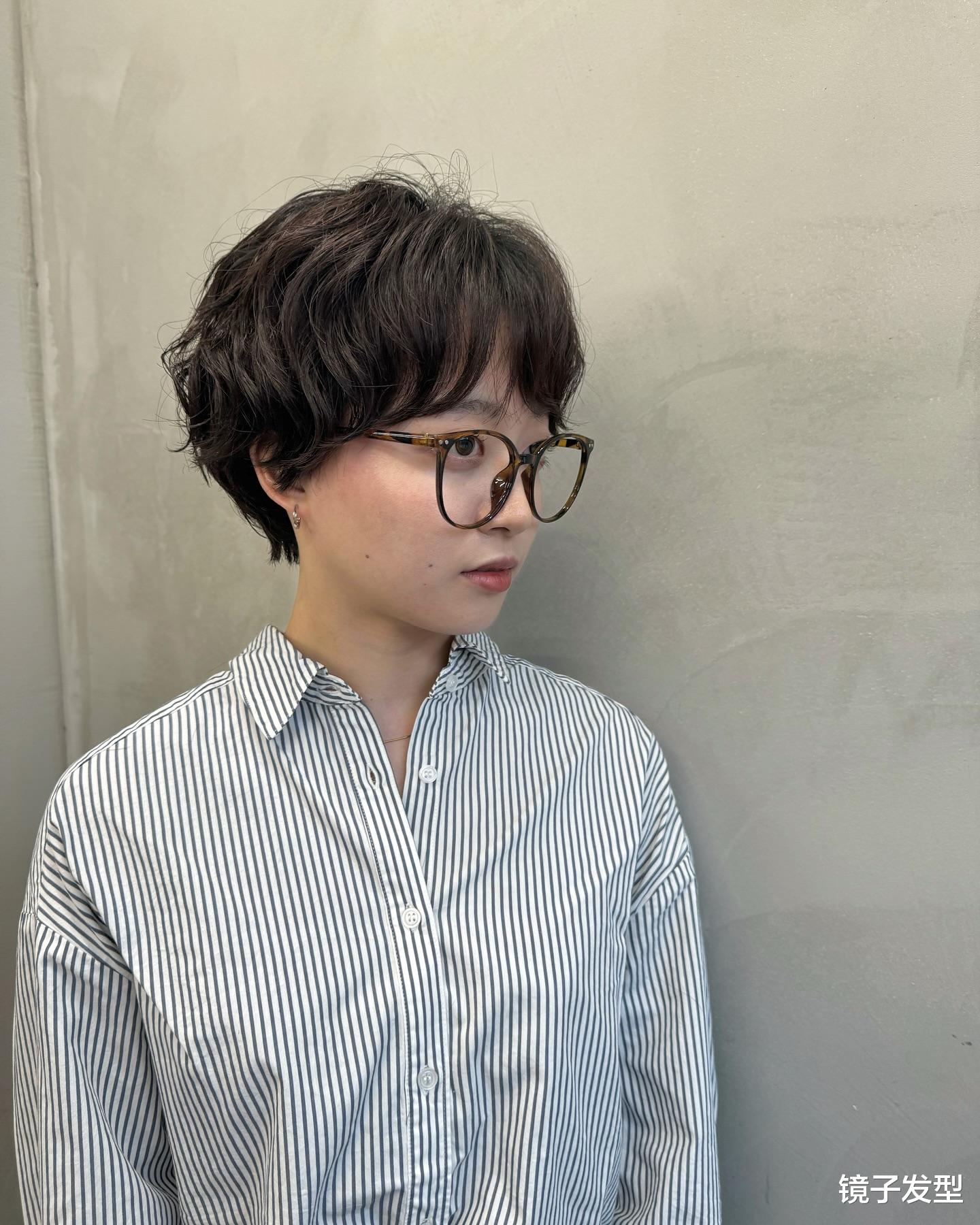 女士短发别乱整,蓬松烫刚刚好,不夸张很时尚