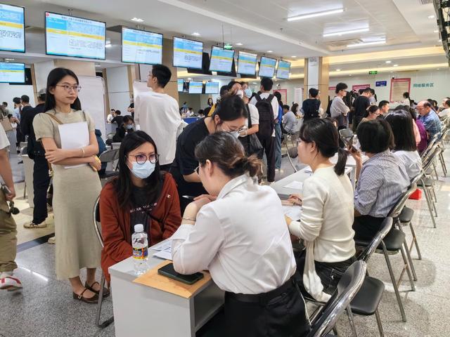 985毕业生当“蹲族”：不打算就业在家考公，实际却是打9个月游戏