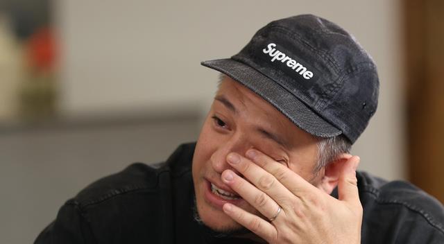 40岁男星穷到偷家里钱，妻子哭4孩没奶粉吃，后悔嫁给他！