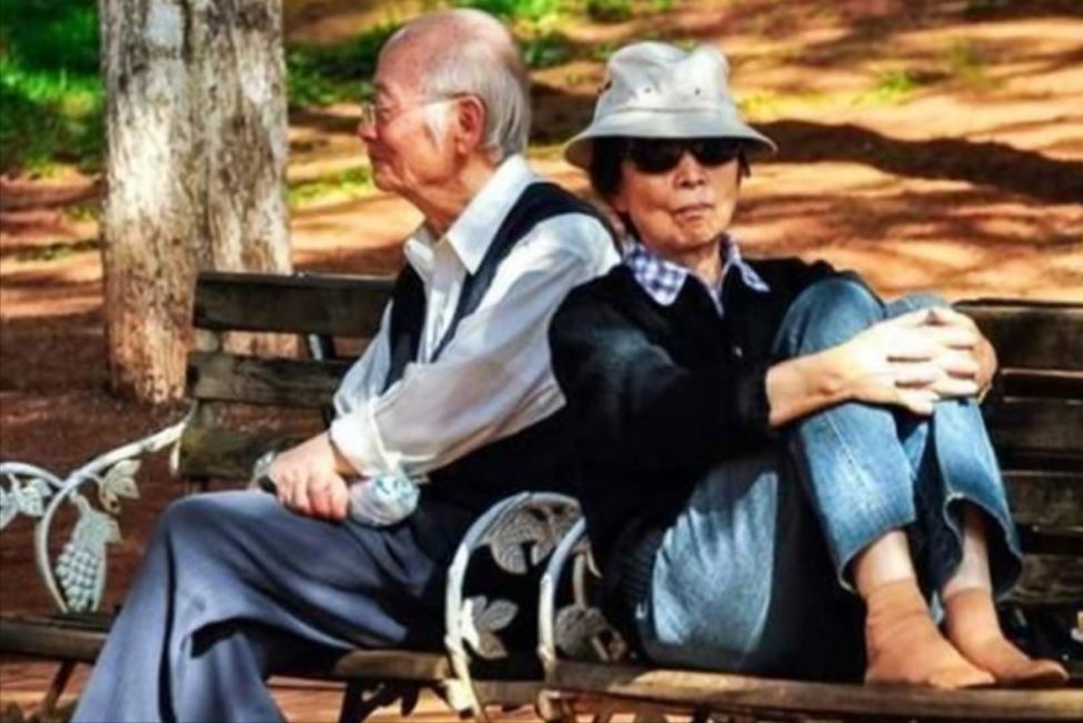 没想到,53岁“丁克”半辈子的康辉,一通电话竟成了他一生的遗憾