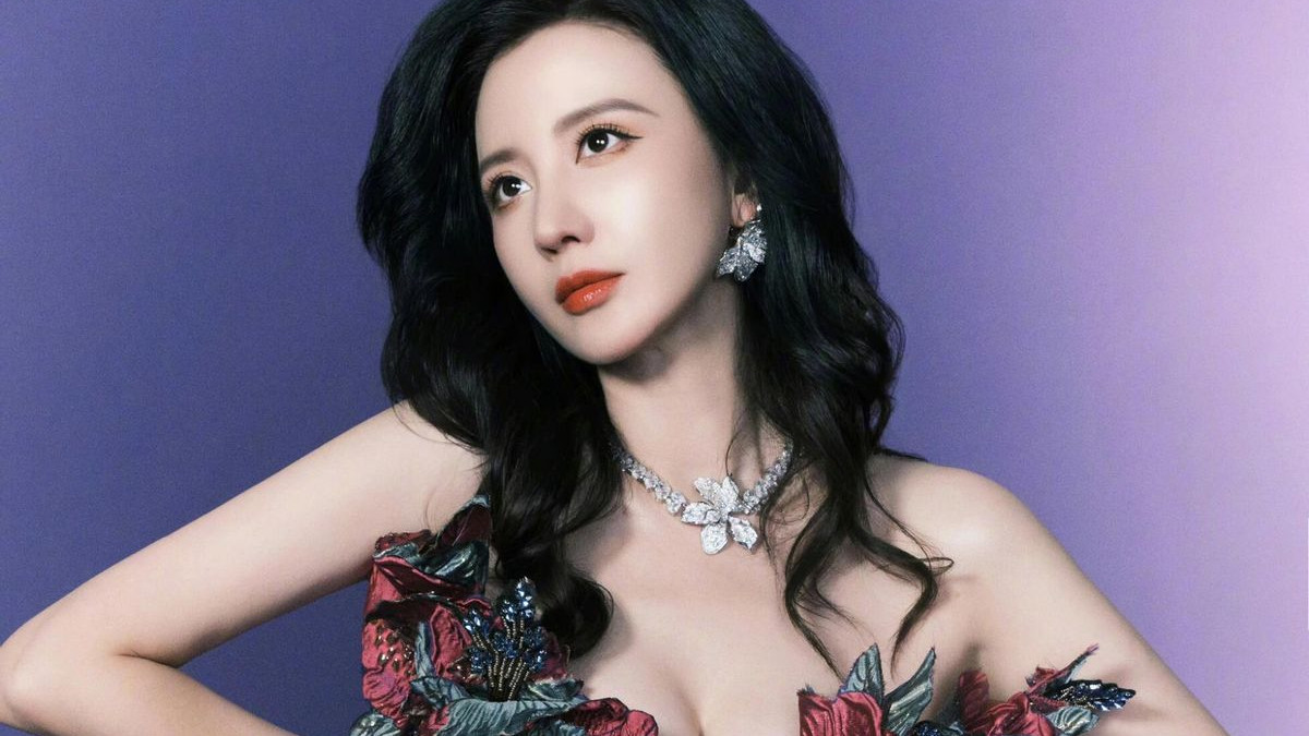 43岁张萌现状：穿晚礼服身材太「火辣」，我感慨资本果然会选女人