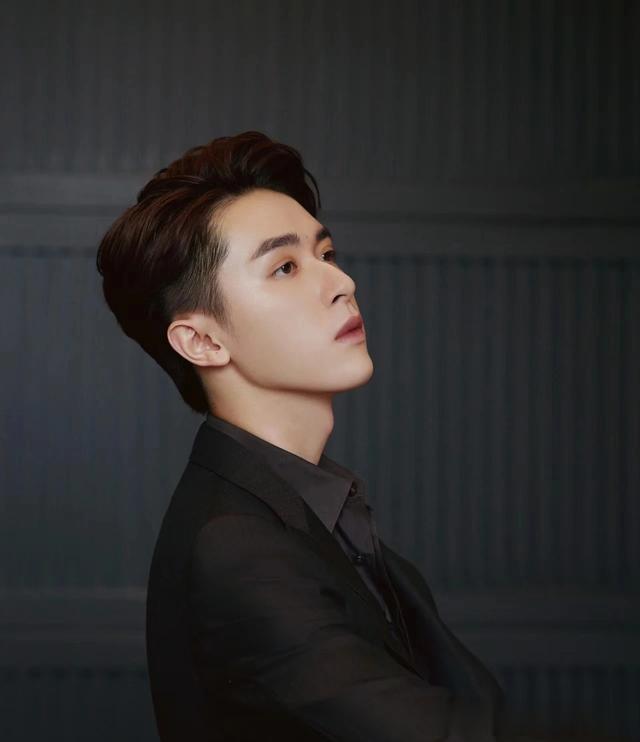 张逸杰新晋男演员,身上散发青春活力满满的气息,自带贵族气质。