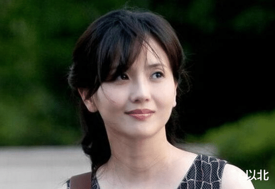 她是国家一级演员,曾为丈夫守寡11年,如今54岁美过20岁女儿