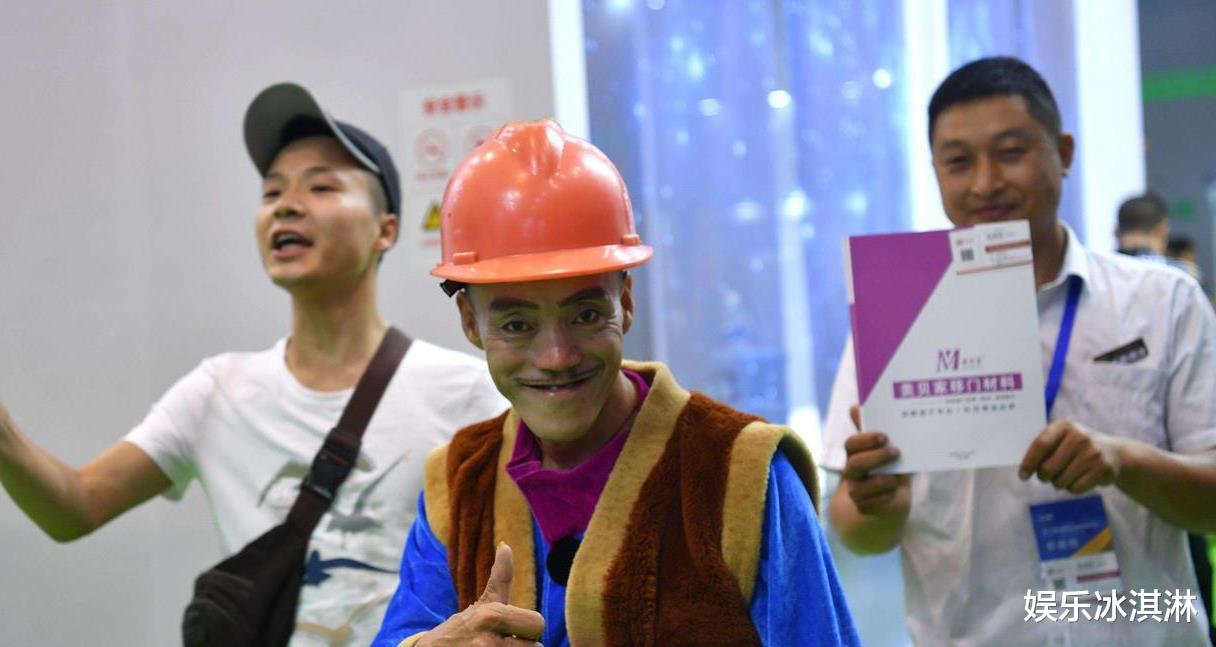 “光头强”人气散尽，豪车卖掉跑摩的，娇妻也不告而别