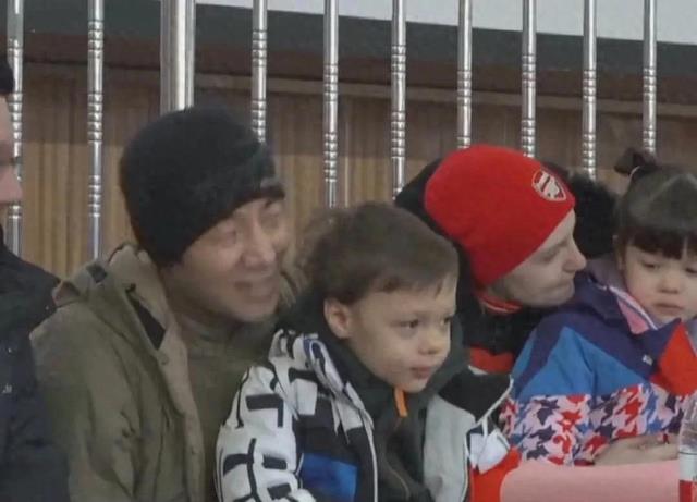 撒贝宁一家新疆看社火，混血龙凤胎正面曝光