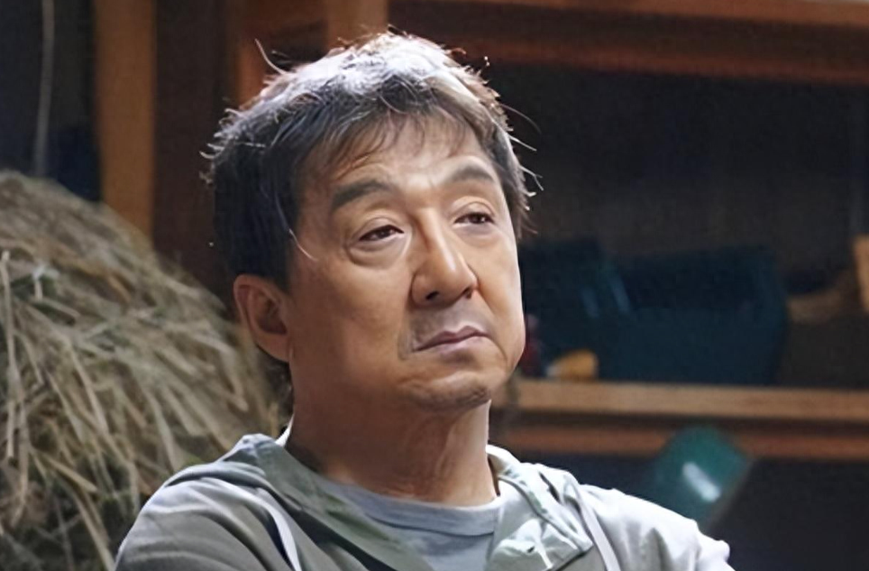 一条热搜,捅破了70岁成龙的“尴尬处境”,谢霆锋果然没撒谎