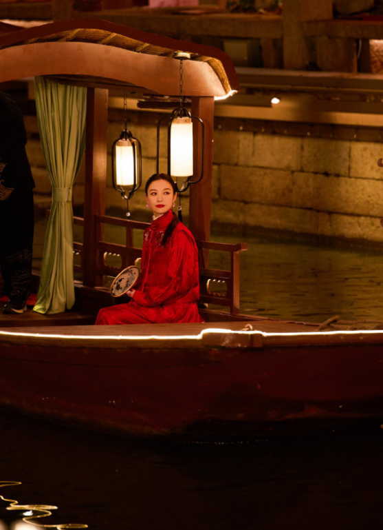 春晚妆发热搜：任敏的美甲，王菲的虾片耳环，马丽的红色亮片毛衣