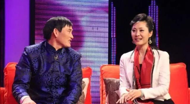 57岁于文华现状:住农村简陋房裙子拖地喂土狗,曾遭前夫背叛