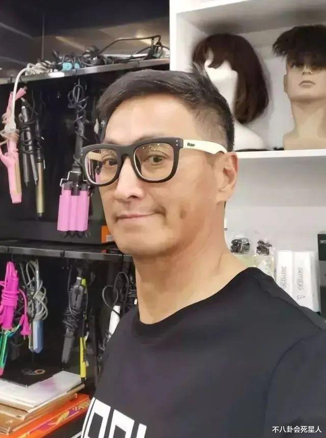 64岁港星被曝隐婚生女,娇妻约三四十岁,在内地开厂身家过亿