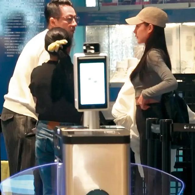 汪小菲晒亲子时光,女友与女儿齐出镜,玥儿现婴儿肥表情闷闷不乐