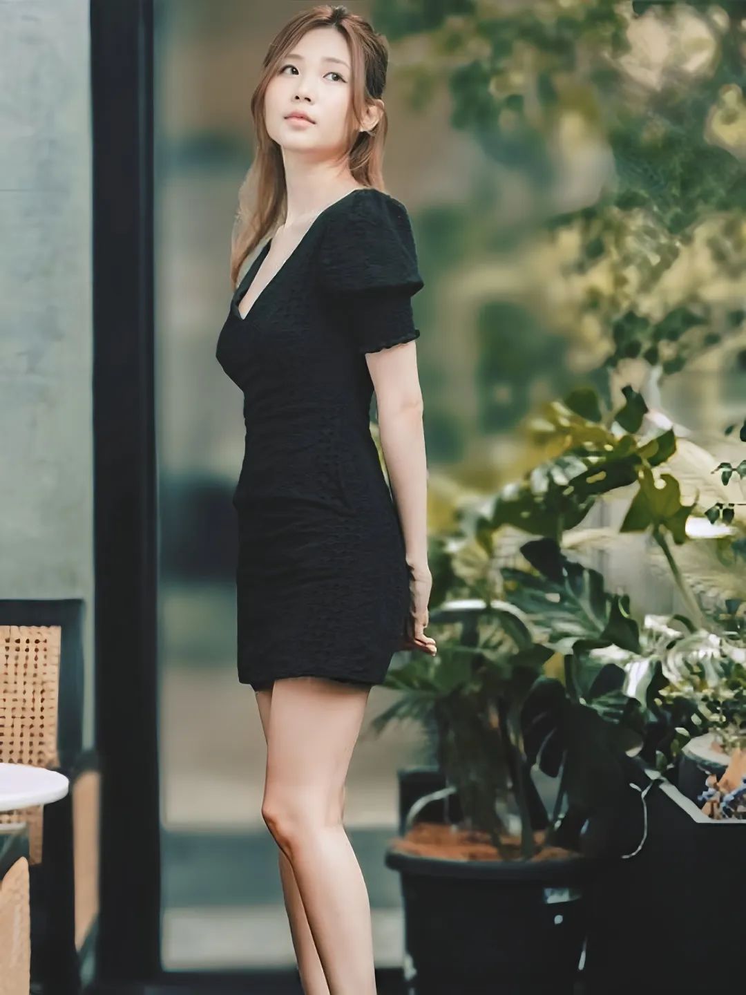 清纯童颜与火辣身材完美结合的短发辣妈