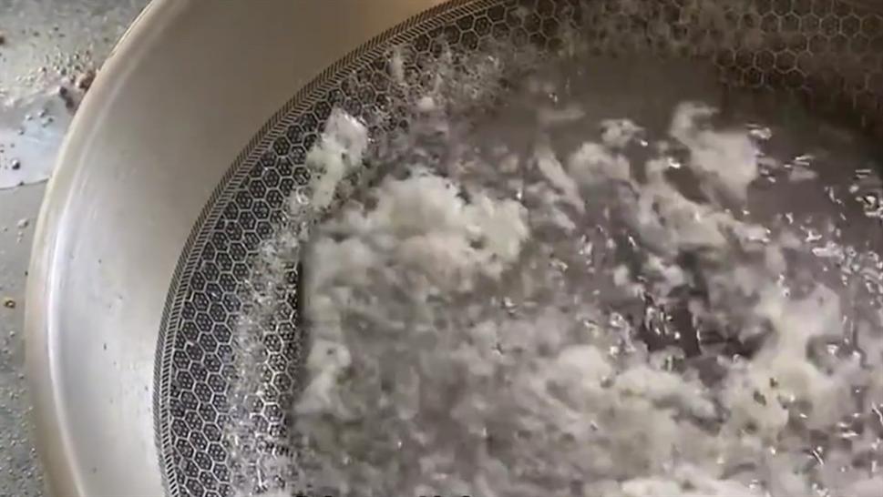 千万不要将滚烫的开水倒入下水道，别掉以轻心，等到吃亏就晚了!