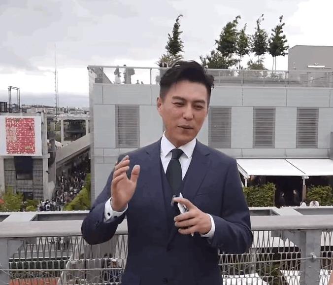 靳东和宋佳登上了新闻联播，参加春节团拜会，又飒又美根正苗红！