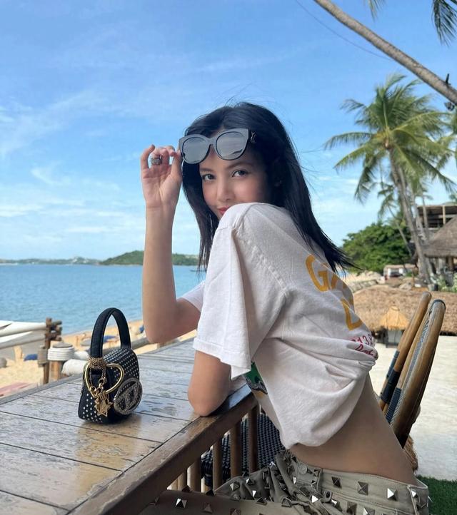 穿一身几万美元的大牌,不美甲不防晒,Lisa转型意志真坚决