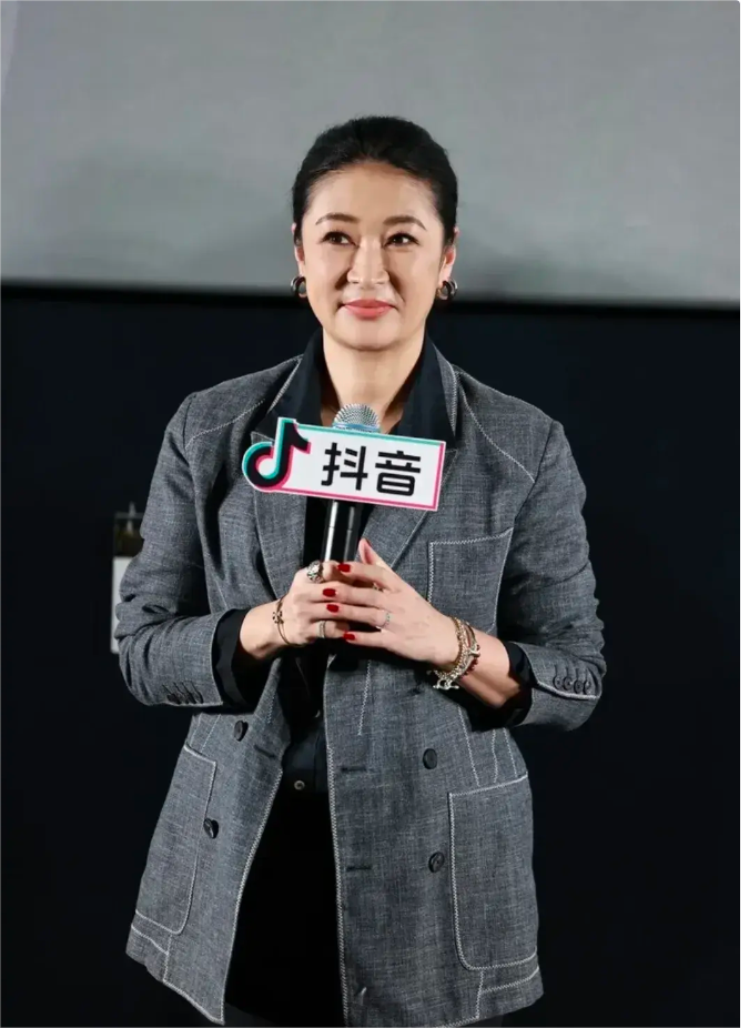 看了梁静的穿搭和发型，才明白，有富贵相的女人到底有多么耐看