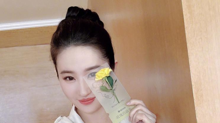 刘亦菲晒照：手执玫瑰笑容甜美，白色短裙秀大长腿