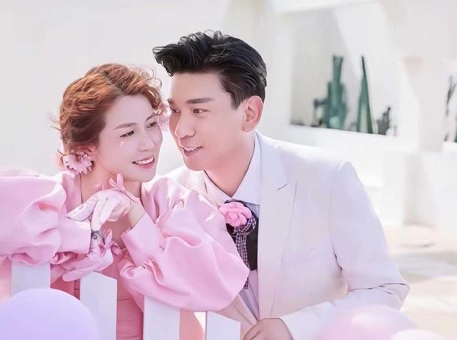 恭喜!56岁香港男星老来得子,突然宣布小20岁三婚妻子怀孕