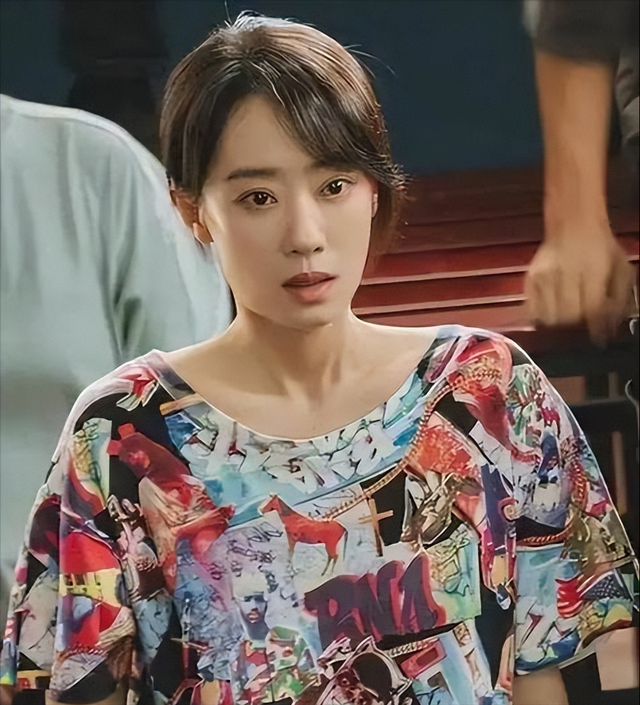 曝张小斐独自开车出门,几公里路违章6次,网友怒斥:素质太低了