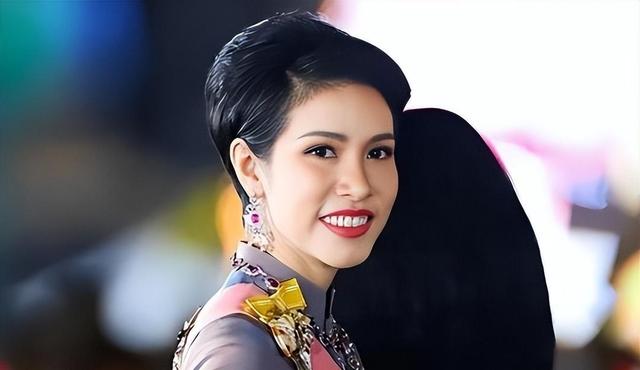诗妮娜真怀孕去了?出宫前多张“孕照”被挖,公务时泰王全程盯梢