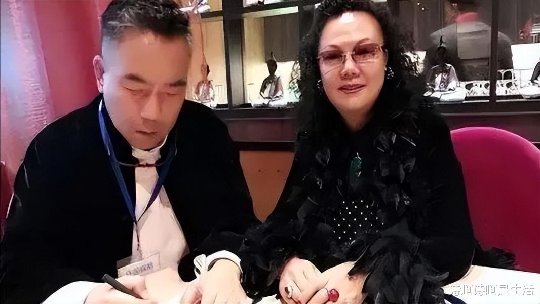 婚内出轨却贼喊捉贼,帮着小三骂原配,这次连亲生父亲都被拉下水