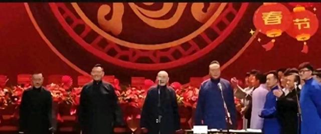 德云社在北展大封箱,郑好出现在开场走秀环节,观众欢声雷动!