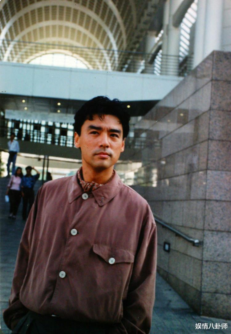 曝钟镇涛19岁女儿钟懿出道!半个娱乐圈撑场,却被嘲讽不如村花漂亮