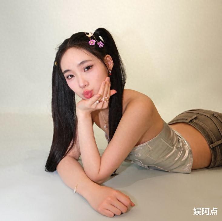 被内地网友抵制后,小S次女许韶恩更新动态,换萝莉风格仍偏妩媚