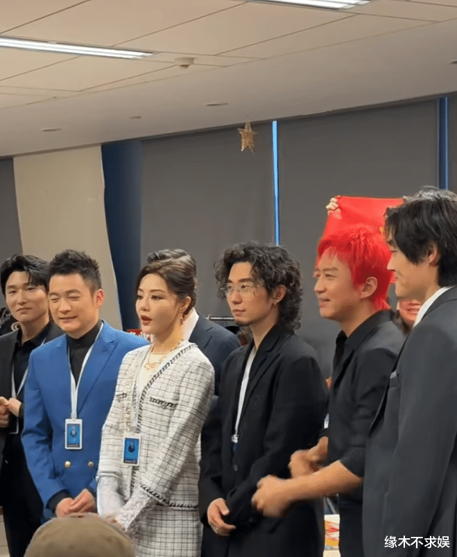 邓超一家4口看电影,10岁小花腿长又时髦,13岁等等时髦又有范!