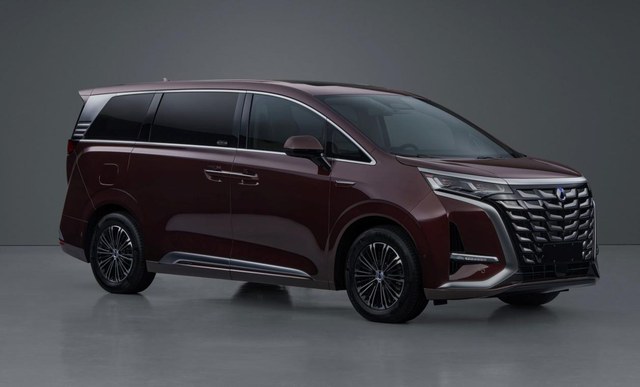 25款腾势D9实车现身,配“天神之眼”智驾,换第五代DM技术+怀挡