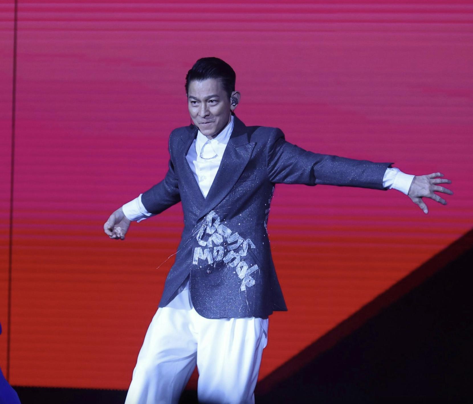 刘德华香港演唱会门票被炒到上万，黄牛也求票抢不到！