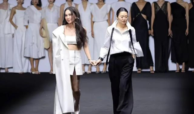 58岁温碧霞T台走秀,穿抹胸衣秀大长腿,年近半百身材却赛过20岁