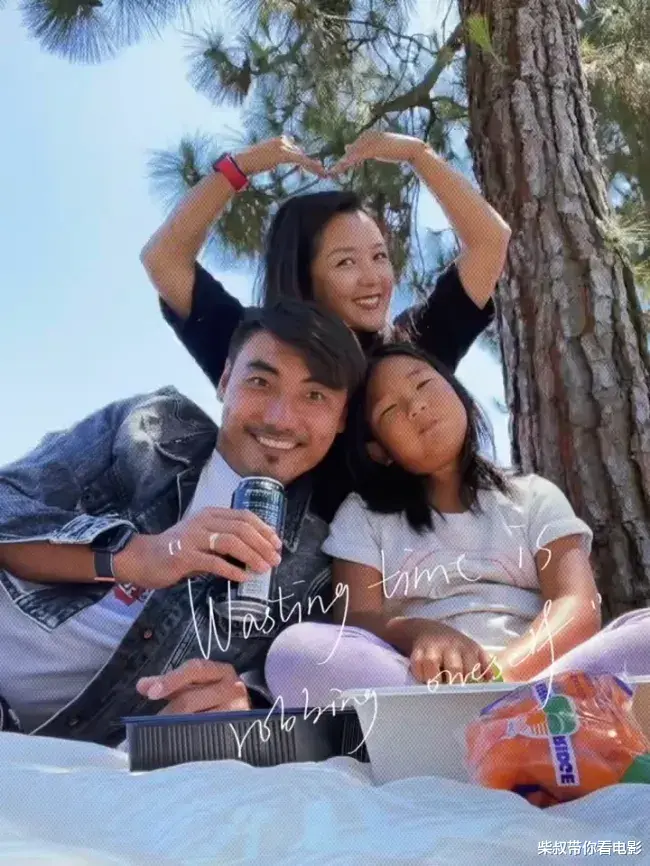 何洁一家五口泰国之旅：38岁她半头白发成焦点，两女儿颜值身材对比引热议！