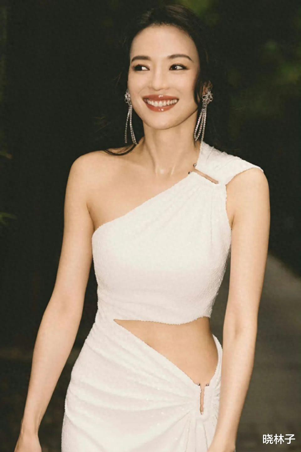 舒淇近照曝光!结婚8年堪比“整容”,身材走形像大妈,网友炸锅