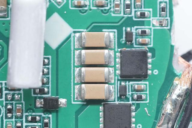 苹果全家桶同时充,折叠还便携,安克25W Qi2三合一无线充电器拆解