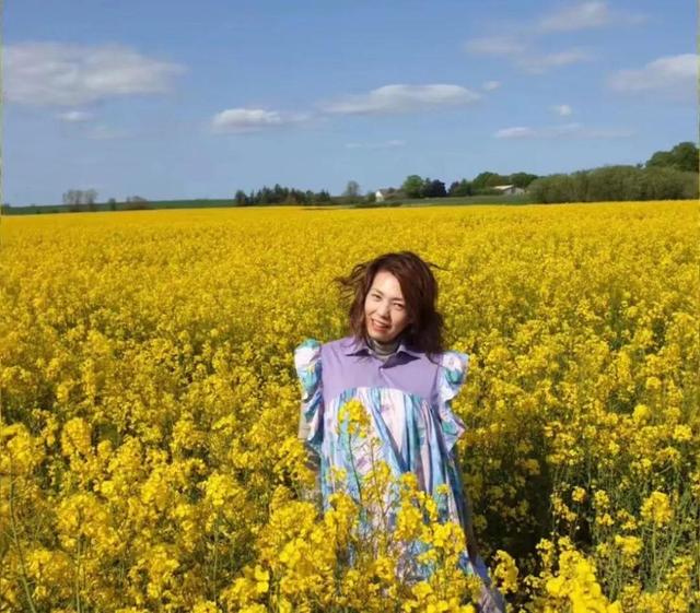 22岁签10年“卖身契”，爱情长跑18年离婚告终，52岁她终活出自我