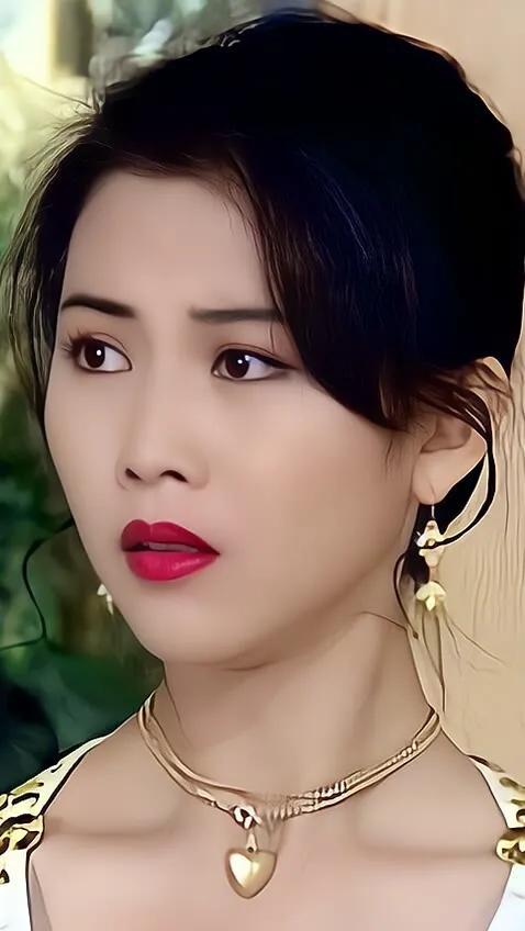 替父还债2亿,却被生父曝出未婚生子,星途尽毁,今46岁宛如少女