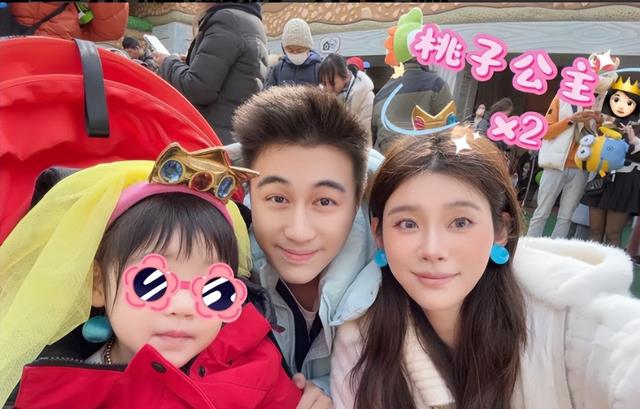 奚梦瑶小年夜现身医院！小腹隆起老公贴心陪同，心情不佳男方安慰！