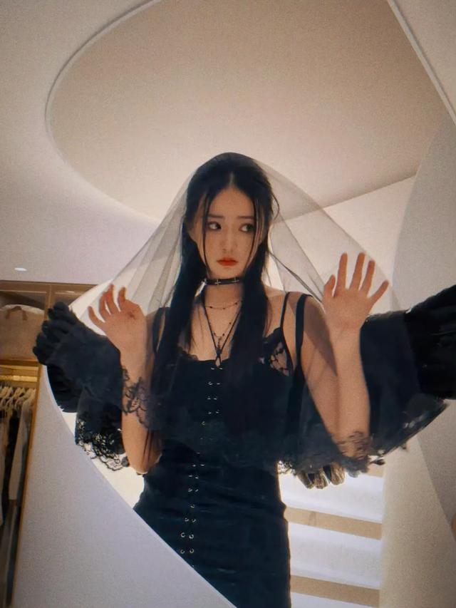 徐璐，黑色头纱蒙面，让人不由想到吸血鬼新娘