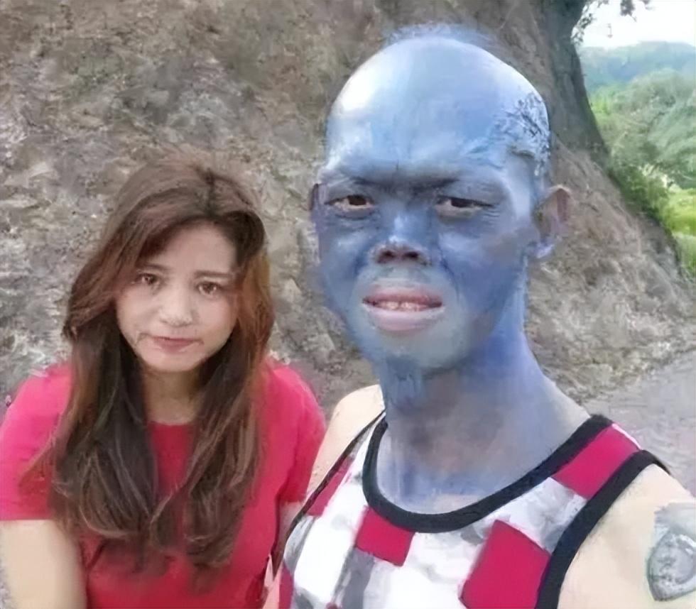 癞蛤蟆专吃天鹅肉!“妖魔”演员李平安,长相怪异却得“美艳”妻