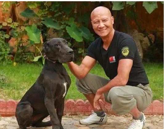 林志颖“生父”、李连杰“死对头”，17岁中毒毁容，如今怎样了?