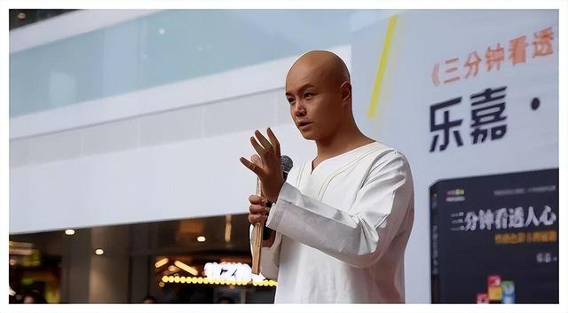 移居美国,开豪车住豪宅,48岁的乐嘉,已经被迫走上了另一条大道